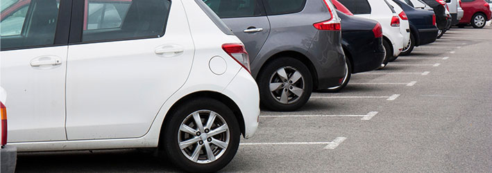 自家用車で通勤している社員が駐車している場所の駐車料金は交通費精算できますか？