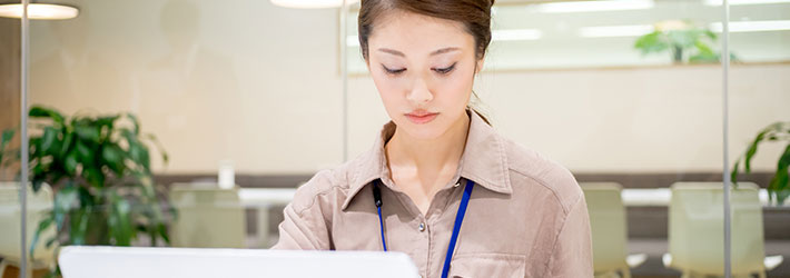 派遣社員が直接支出した交通費精算は、どのように行うのが適切なのでしょうか