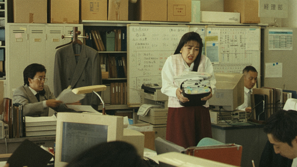 : 楽楽精算の新テレビCM「経理部だけ昭和」篇より